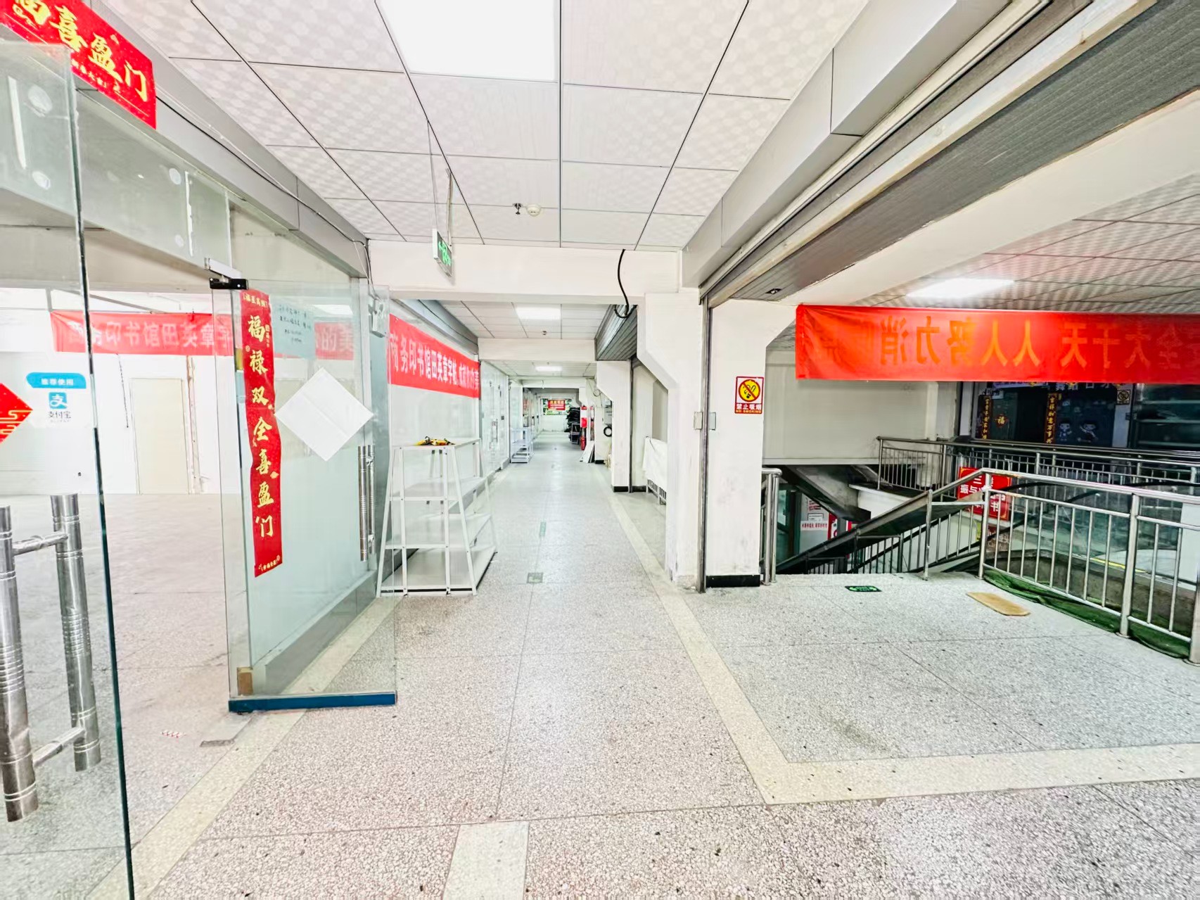 新伊大街引入人工智能技术应用场景，推动AI与商业、零售、电商、企业服务等领域融合发展。