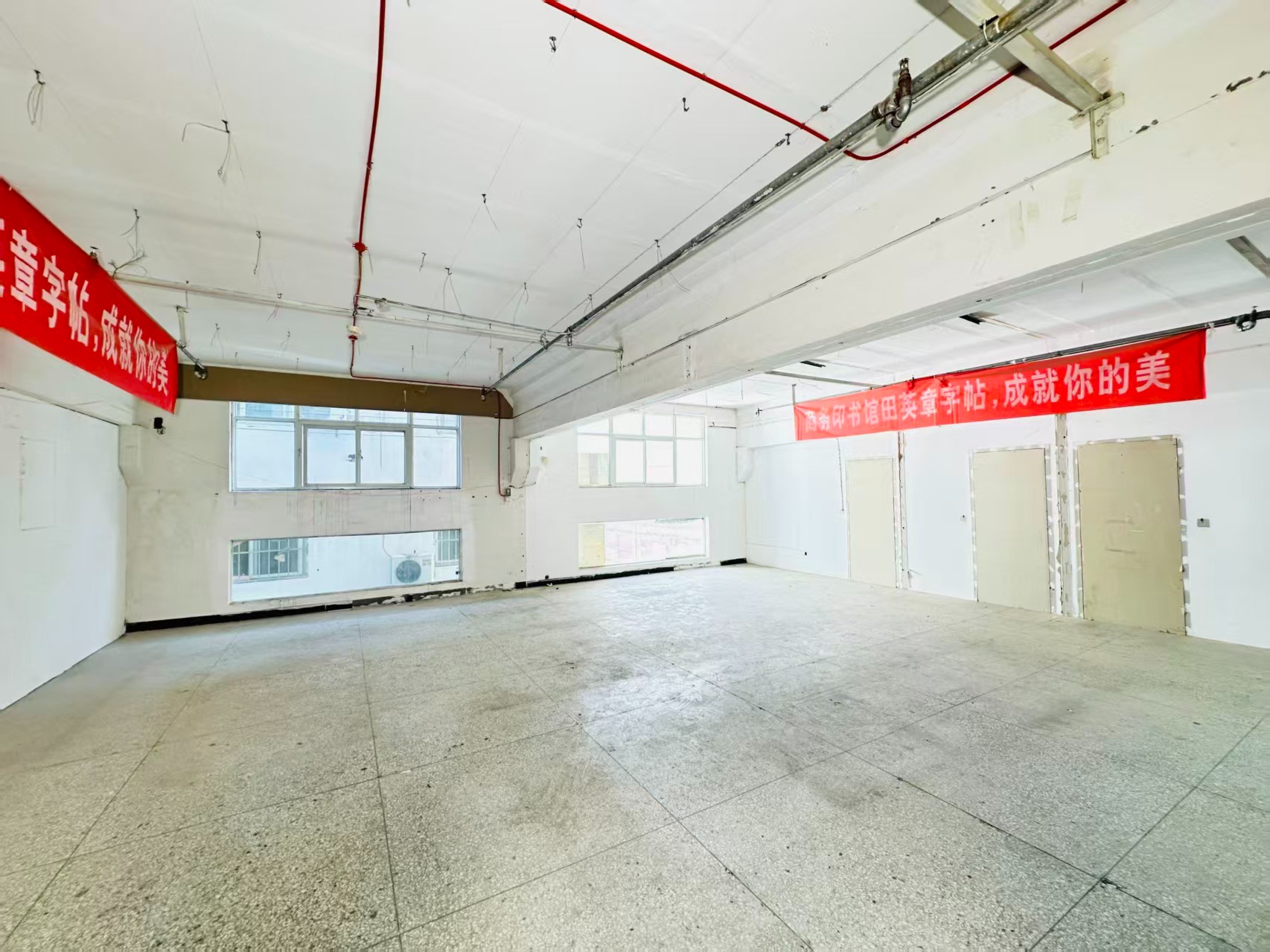 新伊大街重点吸引人工智能应用、数字经济、电商直播、智能制造服务、软件开发、科技创新企业及创业团队入驻